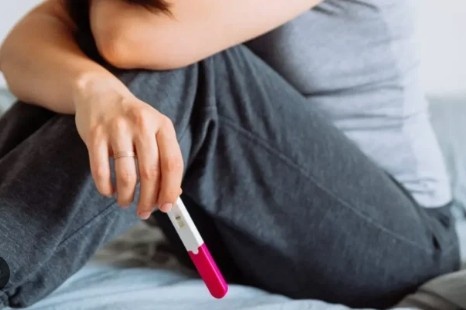 Woman holding pregnancy test, symbolizing diagnosis at the Best Female Infertility Testing clinic in Greater Noida.